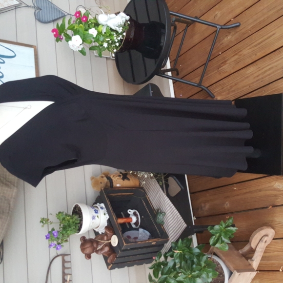 RONNI NICOLE ♡ Absolutely Gorgeous is This Comfy Sexy Black V Neck Dress 12 - Picture 4 of 10